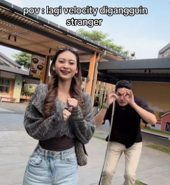 Potongan video perempuan diisengi Marcel Chandrawinata. (TikTok)